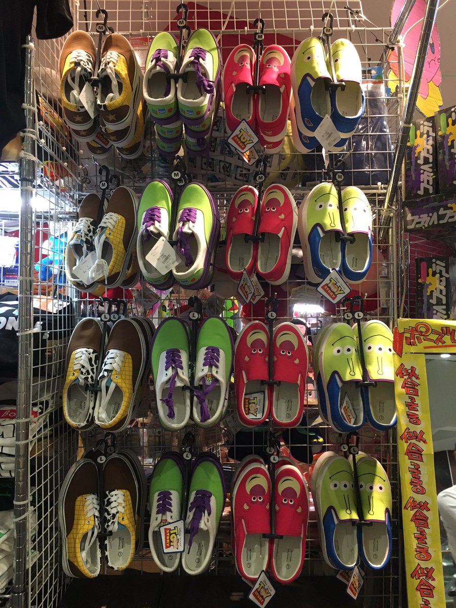 ヴィレッジヴァンガード イーアスつくば Twitter પર インスタでバズってるらしいね 当店も4種類揃えておりますよー サイズはm Lとご用意しております ロッツォとエイリアンはスリッポンタイプ ウッディとバズはスニーカータイプ しかも 靴底にはandy