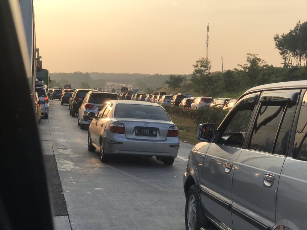 Macet bgt dari km 79, 2 km 1 jam 😂😂  menuju pintu tol utama cikampek  (sepertinya yaa, soalnya masih di km 74 )<a href="/RadioElshinta/">Radio Elshinta</a> <a href="/TMCPoldaMetro/">TMC Polda Metro Jaya</a>