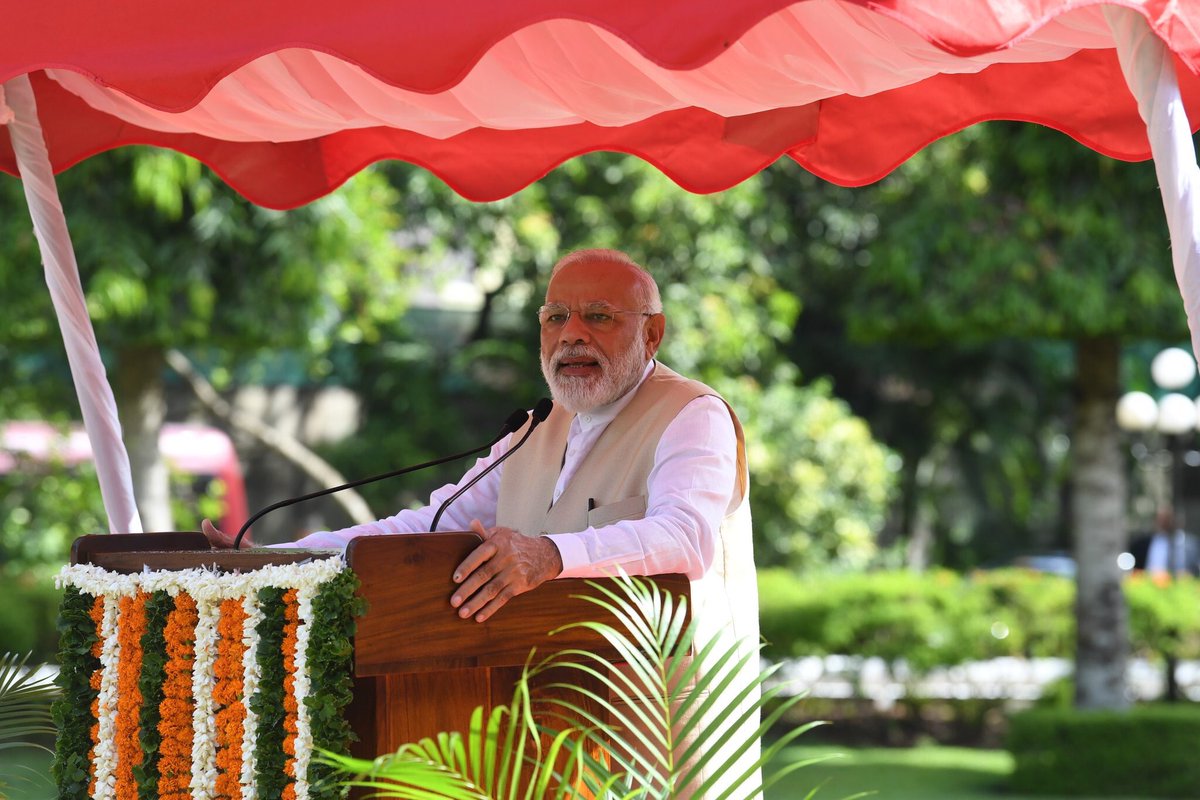 saksivarnan's tweet photo. PM @narendramodi addressing to the Indian community in Colombo, Sri Lanka!
#Srilanka #Colombo #lka #India 🇱🇰🇮🇳#ModiInSriLanka #ModiInSL https://t.co/1WHurvugMg