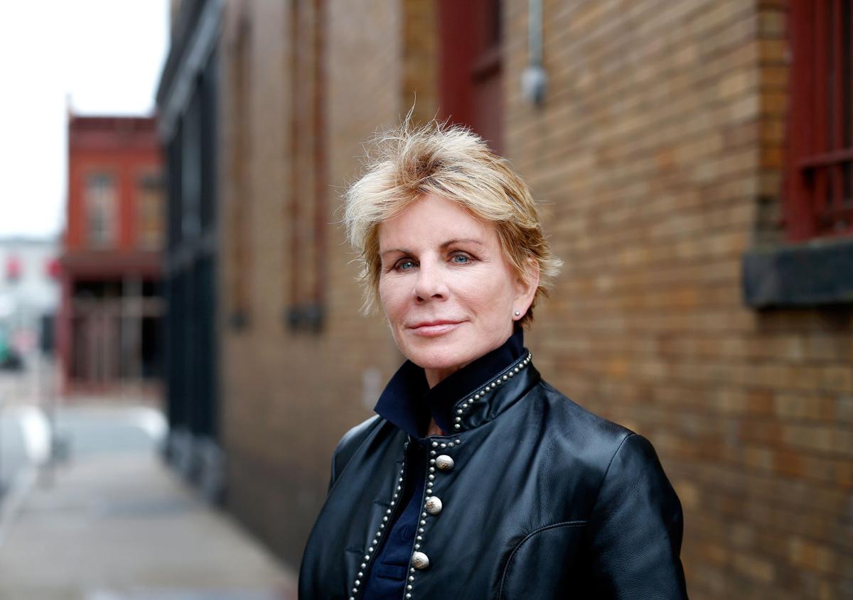 Patricia Cornwell cumple 63 años, novelista estadounidense de gran éxito gracias a sus novelas de misterio y sus thrillers, en especial a los protagonizados por la forense Kay Scarpetta #PatriciaCornwell #Efemérides