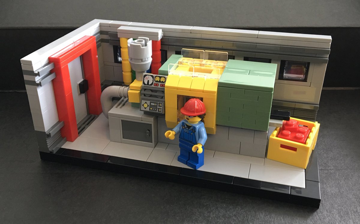 olivercgoetz's tweet image. The fourth vignette of @BrickJonas_HU&apos;s #LEGO Story set shows a modern-day moulding machine. In the Billund factory, hundreds of these machines produce about four million #LEGO elements every hour.
@LEGO_Group @BrickLink 
#AFOLDesignerSets