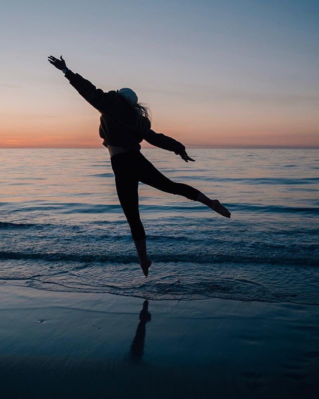 michaelpmevans's tweet photo. Jumping for that sunset feeling ✨🌅 https://t.co/D9ChY6Jhmy https://t.co/bVMfEp9fzE
