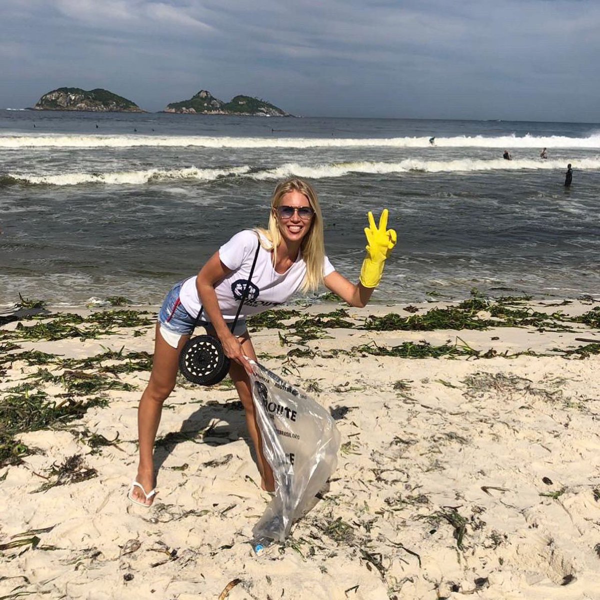 D_Christiansson's tweet photo. #WorldOceanDay 🌊
#AqueleAbraço 💙
#Beachcleanup ♻️
#RioDeJaneiro 🇧🇷
#routebrasil #sejaroute https://t.co/0HTTMFC0fh