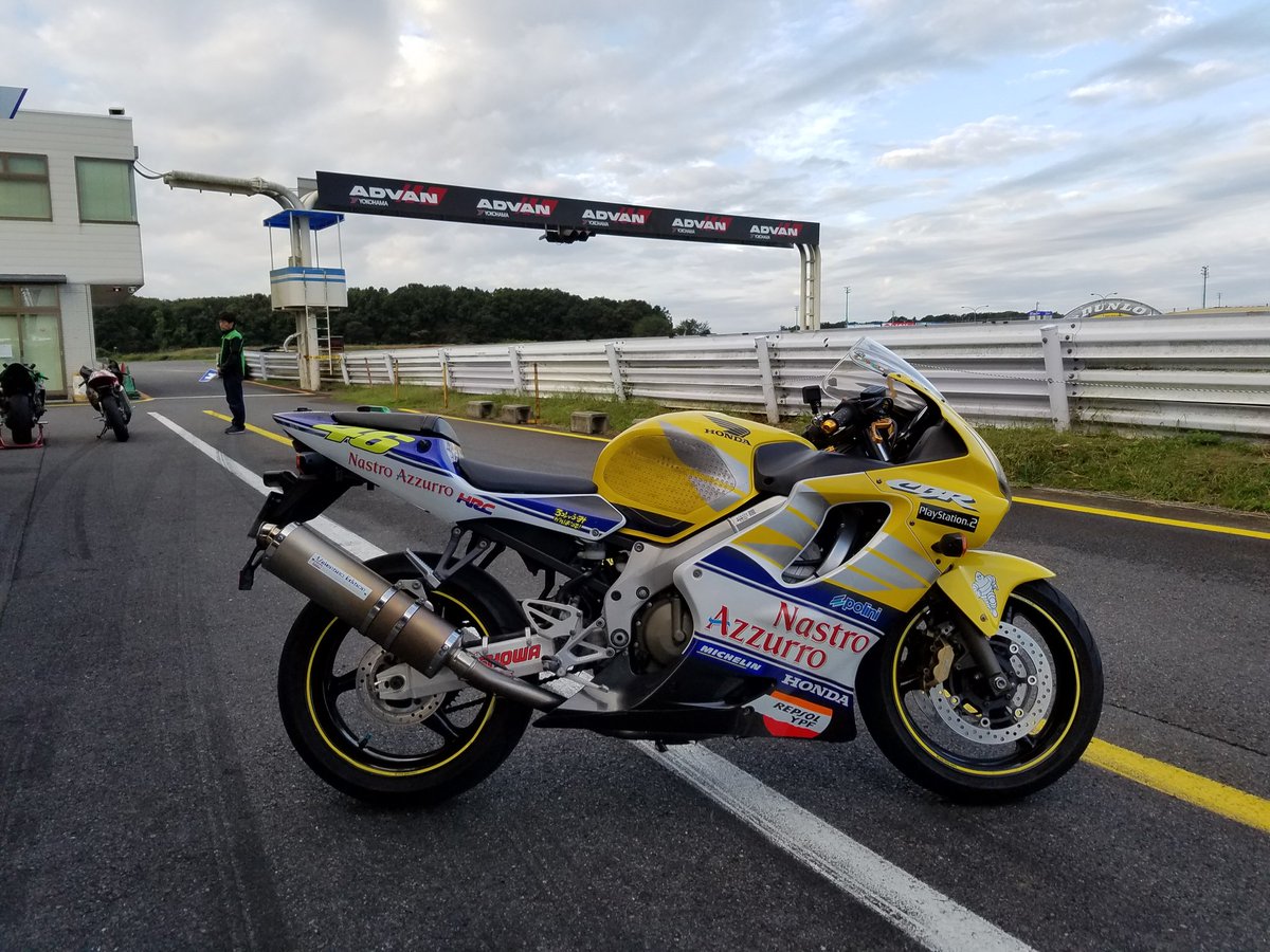 バロン Cbr250r Mc41 諸事情によりcbr600f4i を手放すことになりました エキサイティングで最高にかっこいいバイクでした ロッシカラー最高です 次はcbr250r Mc41 に乗る予定です Cbr600f4i ロッシカラー