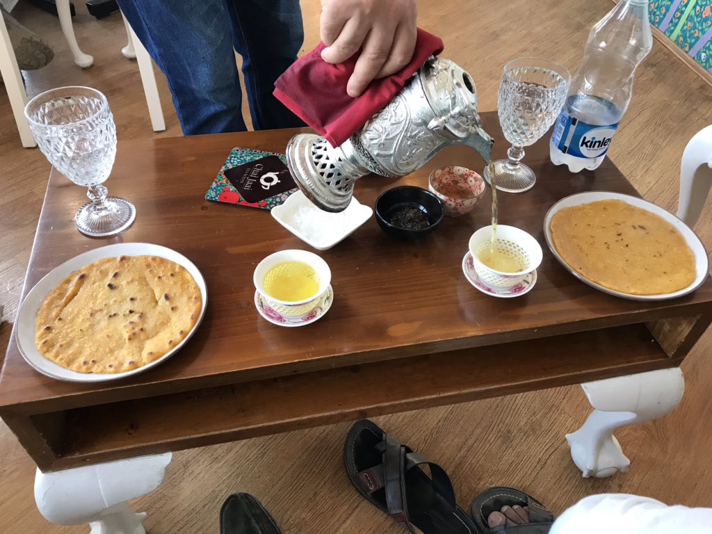 kashurdarvesh's tweet photo. Thank you #ChaiJaai. My Kashmir visit would have been incomplete without having a sip of #Kehwa here. Wonderful Ambience coupled with Mouth watering #MakaiRoti #AmazingCombo https://t.co/Dhp4MiqgcY