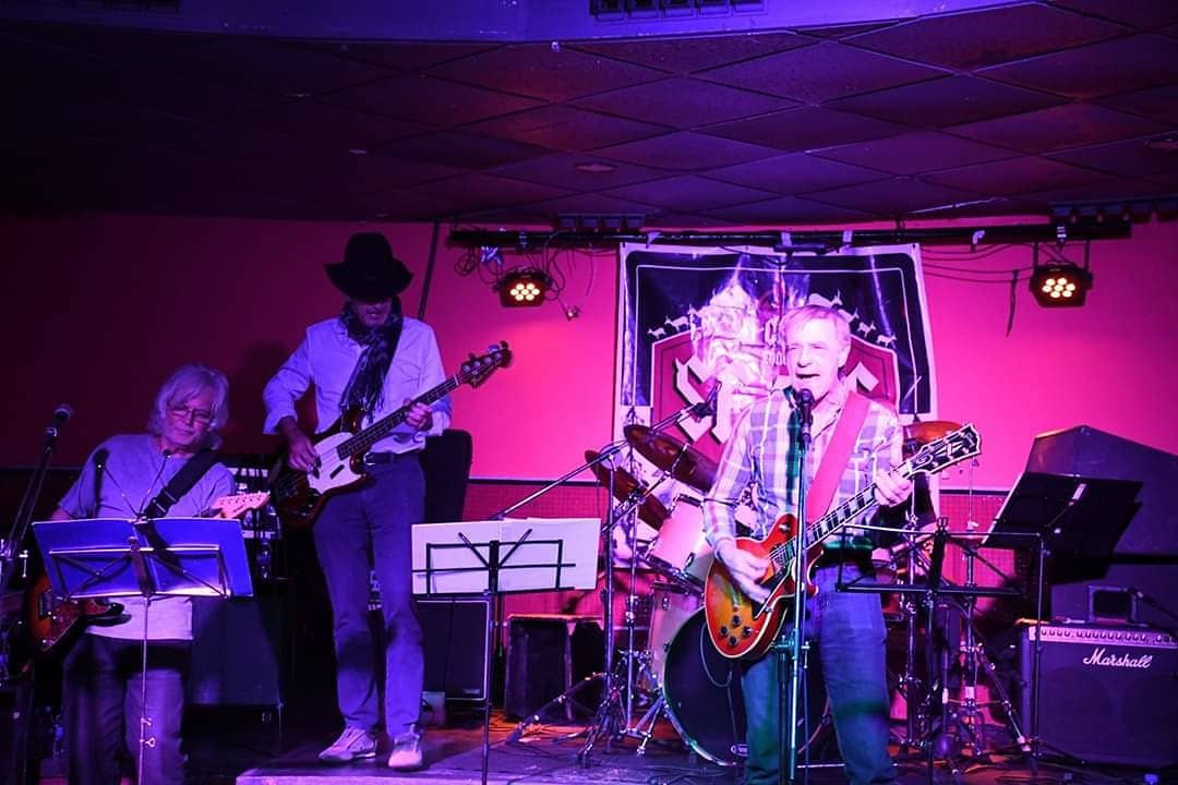AteneuSfc's tweet photo. Quin goig feia ahir la sala! Moltes gràcies a tots els que vau venir!! Ens ho vam passar genial amb Jordi Santamaria i Els Meridians i després amb The Travelin' Band!! Us esperem al següent!  🎸🎤🗣️🎹🤗 #ateneusfc #festessfc #sfc #sfc182 #santfeliudecodines #codines #codigram https://t.co/fygfPZHeGV