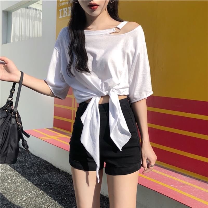 labellestorex's tweet photo. #พร้อมส่ง 
❌ดำหมด❌

เสื้อแขนสั้นทรงไหล่ตก เนื้อผ้าคอตตอนใส่สบาย เพิ่มกิมมิกเบาๆด้วยห่วงที่คอเสื้อ ผ่าไหล่1ข้าง ผ้านิ่มใส่สบาย
อก36
รอบแขน14
ยาว14-29
2สี : ขาว ดำ

240฿

#เสื้อผ้าเกาหลี #เสื้อผ้าสไตล์เกาหลี 
#เสื้อผ้าแฟชั่น #เสื้อผ้าราคาถูก #เสื้อผ้าวัยรุ่น #เสื้อผ้าพร้อมส่ง https://t.co/xwTRD1Rcxh