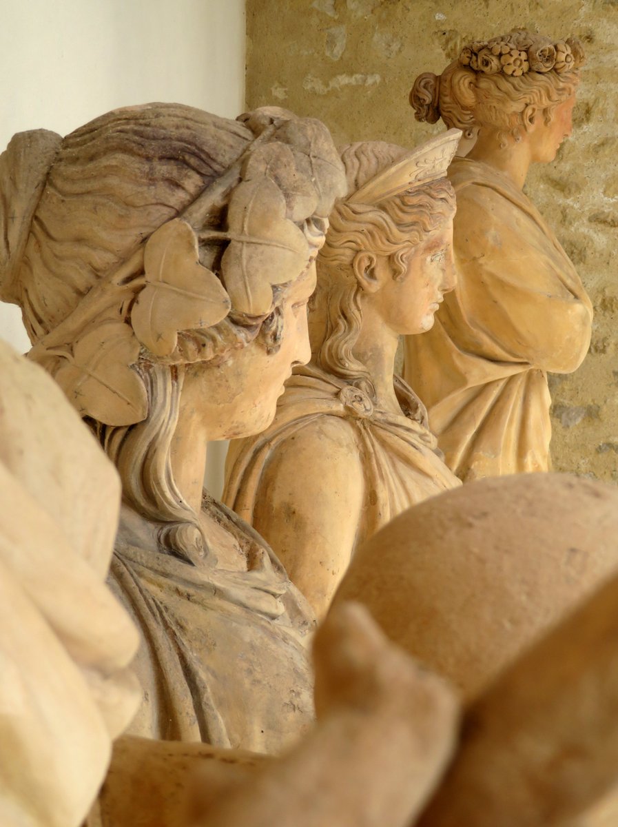 CTerreNeuve's tweet photo. Un dimanche à Terre-Neuve, les muses restent fidèles à leur rôle de gardiennes du château ! Profitez de ce long week-end de Pentecôte pour venir les admirer 😉#Vendée #Patrimoine #FontenayVendee #FontenayleComte 📷chevillonw https://t.co/vAhMCd1DmO