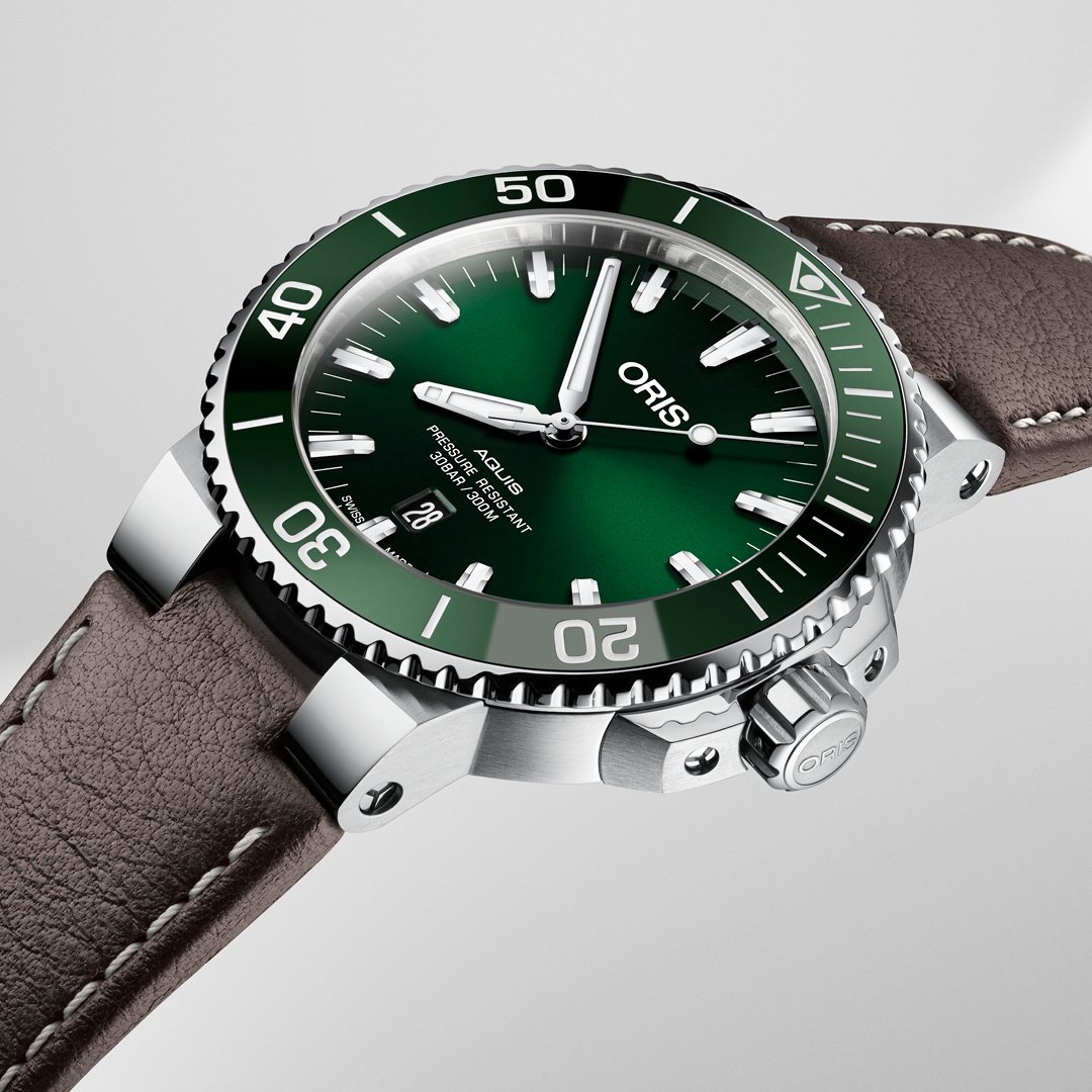 oriswatches's tweet photo. Despite the slimness and gentle ergonomics of the case, it is hugely robust and water-resistant to an impressive 30 bar (300 metres).

#Oris #GoYourOwnWay #Aquis https://t.co/KUTM2dHH3K