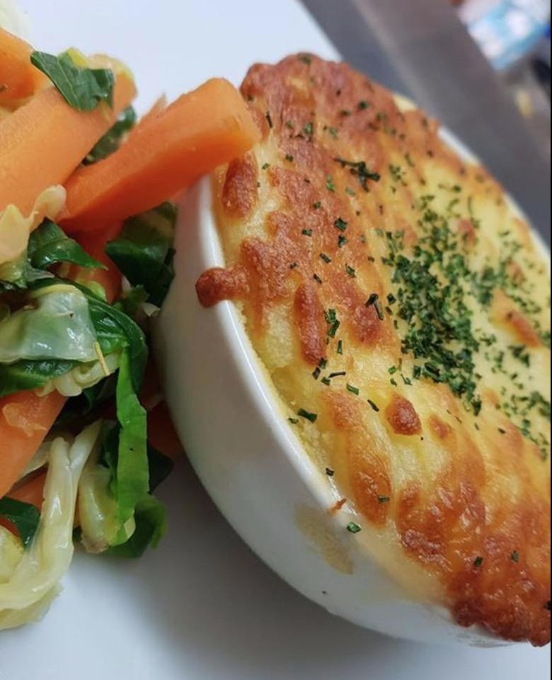 FoxAtPeasemore's tweet photo. Roasts are certainly traditional, but we're partial to a cheese covered Fish Pie on a Sunday after we finish work! How about you? 

Roasts all the way, or something a little different?

#RoastDinner #FishPie #SundayLunch #TheFoxAtPeasemore #PlacesToEatNewbury #NewburyPubs https://t.co/y6J6zdgNuU