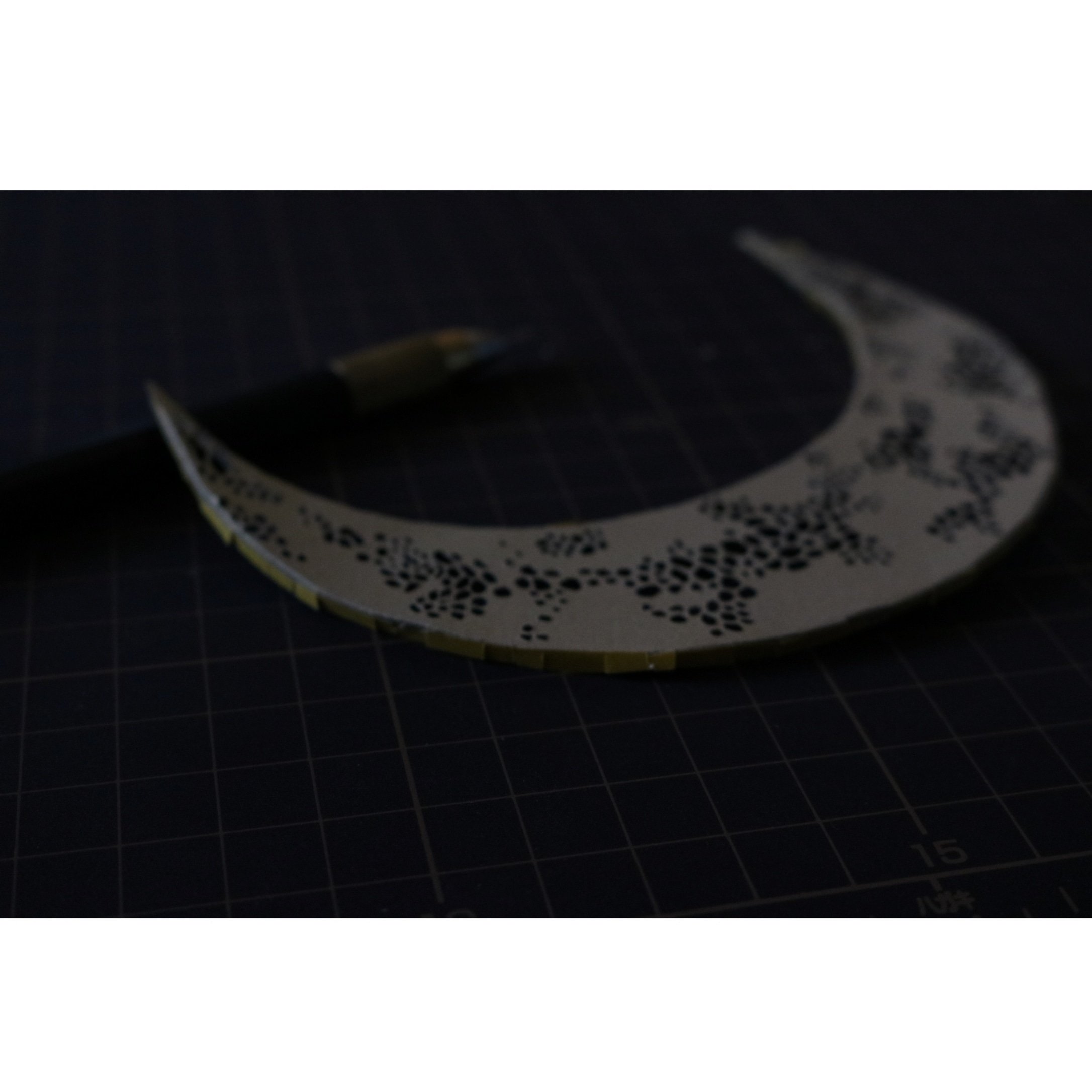三日月の切り絵作品「クレセントムーン」