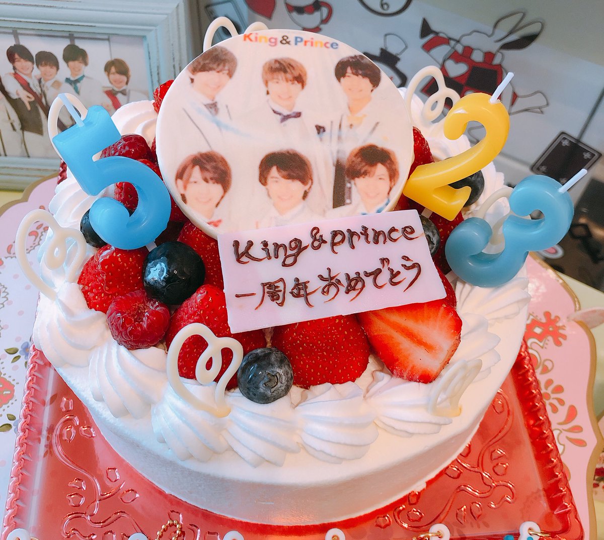 あやか Twitter પર いつめんとキンプリ1周年おめでとう会 定番のプリンスホテルのケーキでお祝い
