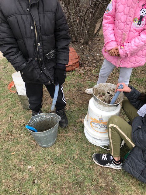 EngageInPlay's tweet photo. Check out what’s happening at recess @HuntingtonRidg1 @PeelSchools. Loose parts offer so many exciting opportunities for kids @SchoolyardCount @opheacanada #loosepartsplay https://t.co/k189TBFWxj