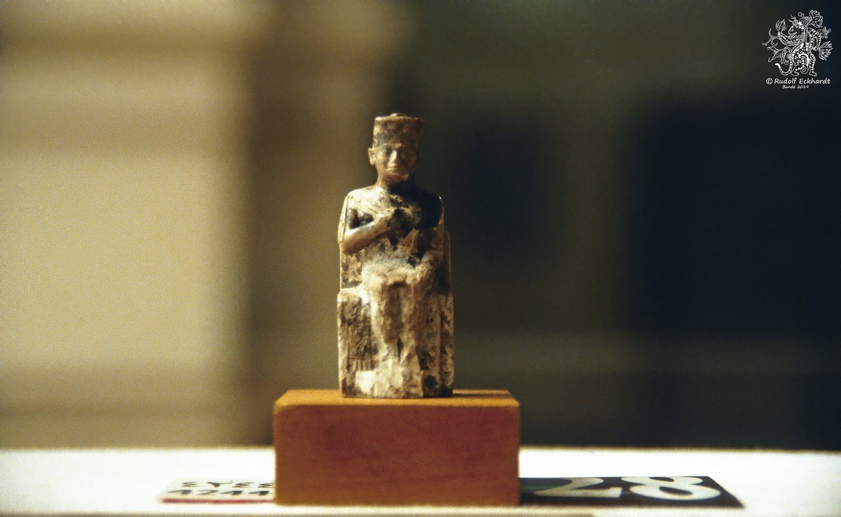 Rudolf_Eckhardt's tweet photo. Builder of the #GreatPyramid - The only image left of #Khufu (#Cheops), which has been completely preserved, is an ivory figurine of about 7.5 cm in size, which was found in Abydos in 1903 and whose temporal classification is uncertain. @ancientpix @TheAncientWorld https://t.co/ph0w1uLpy6