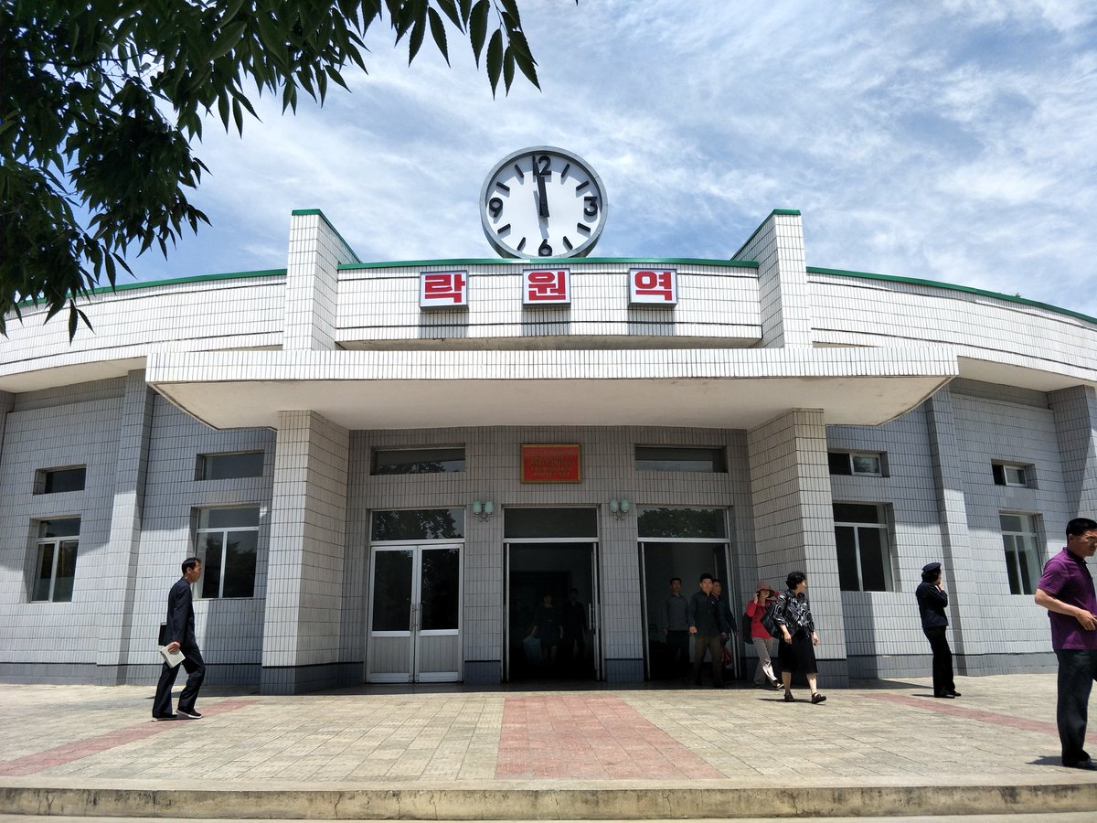 Yesterday we went to Pyongyang Central Zoo. Us foreign students took the subway there, getting off at Rakwon ("Paradise") Station, which is seldom visited by foreigners.

어제 평양 중앙동물원을 방문했다. 우리 류학생들은 지하철을 타고 외국인이 자주 가지 않는 락원역에 내렸다.