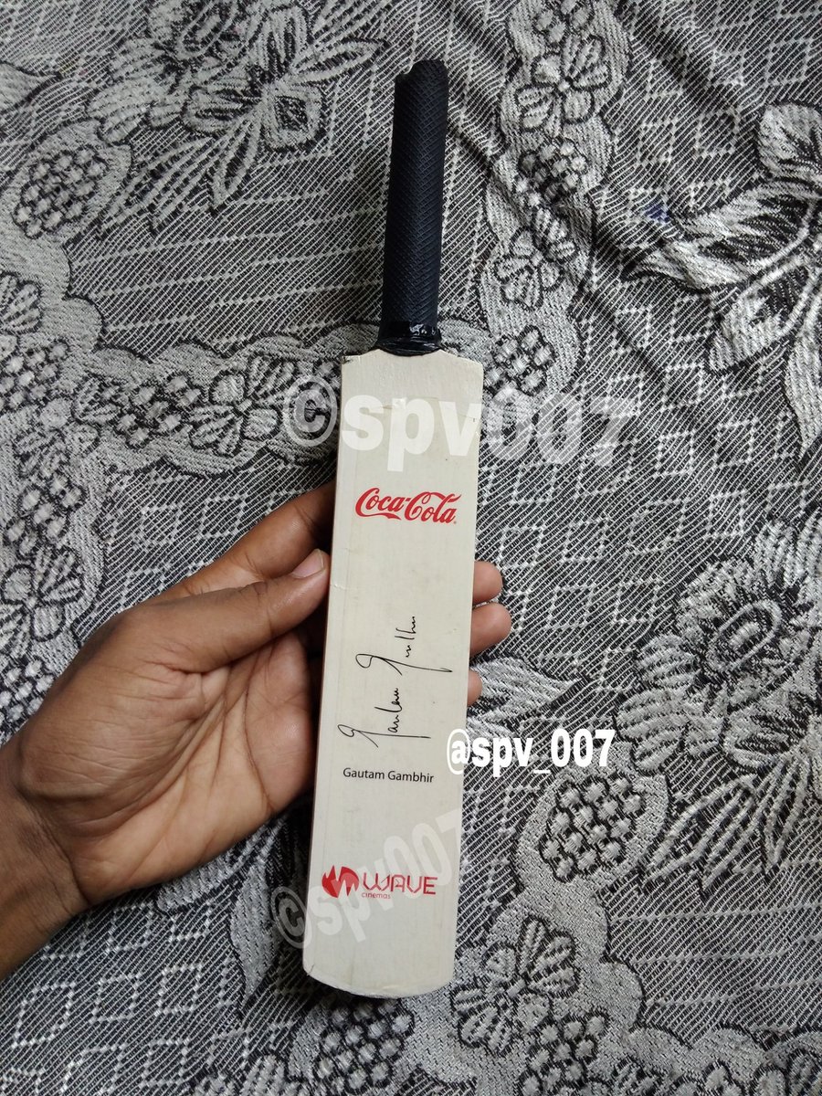spv_007's tweet image. भारत के महान क्रिकेटर व भारतीय जनता पार्टी के सांसद श्री गौतम गंभीर @GautamGambhir जी द्वारा हस्ताक्षरित बल्ला #SignedBat प्राप्त हुआ।
धन्यवाद गंभीर सर 🙏🏻🌷