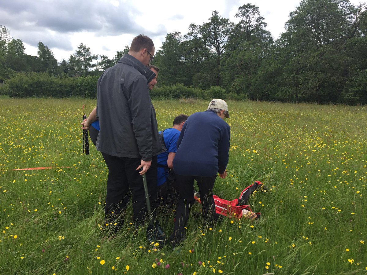 Great fun with probes, shovels&transceivers on a meadow field pretending it was an avalanche this morning;trying to fund &deal with casualties👌#simulatedlearning