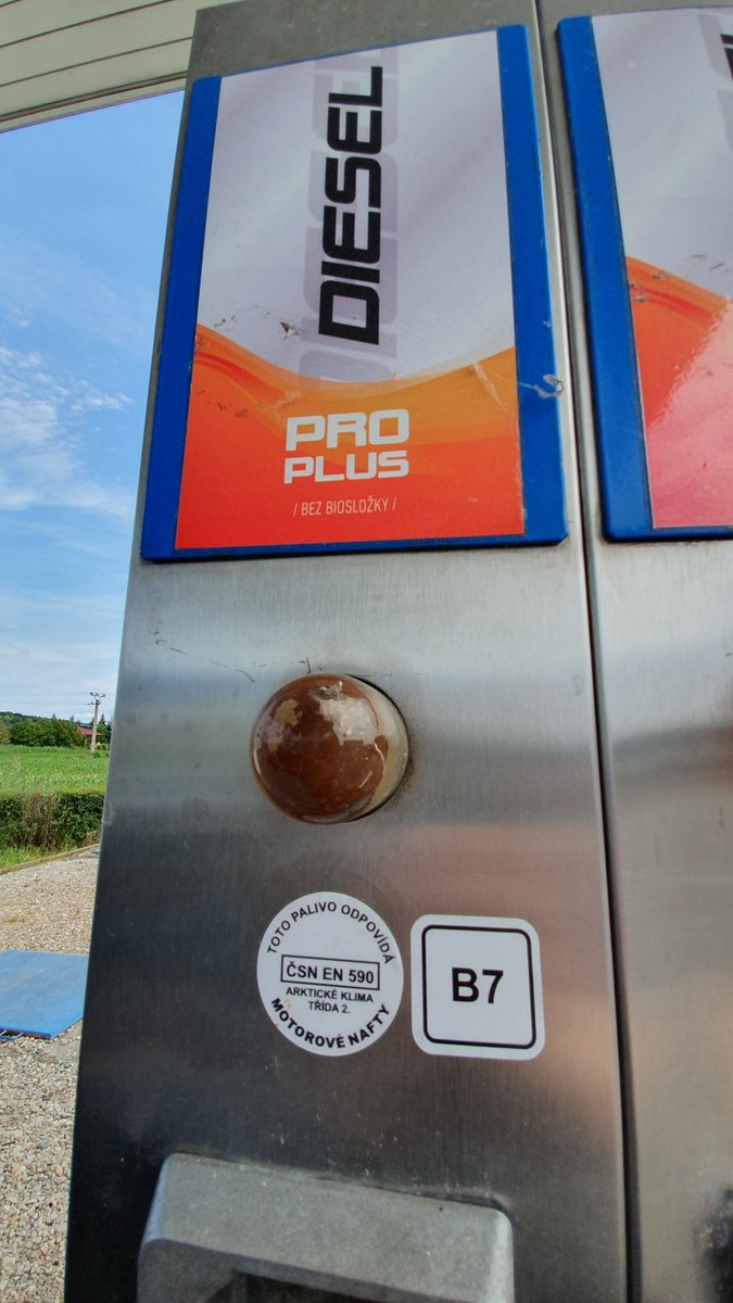 hydraulicka's tweet photo. Síť čerpacích stanic KM Prona má naftu bez bioložky! Objev! #repka https://t.co/5aqA2Bkpik