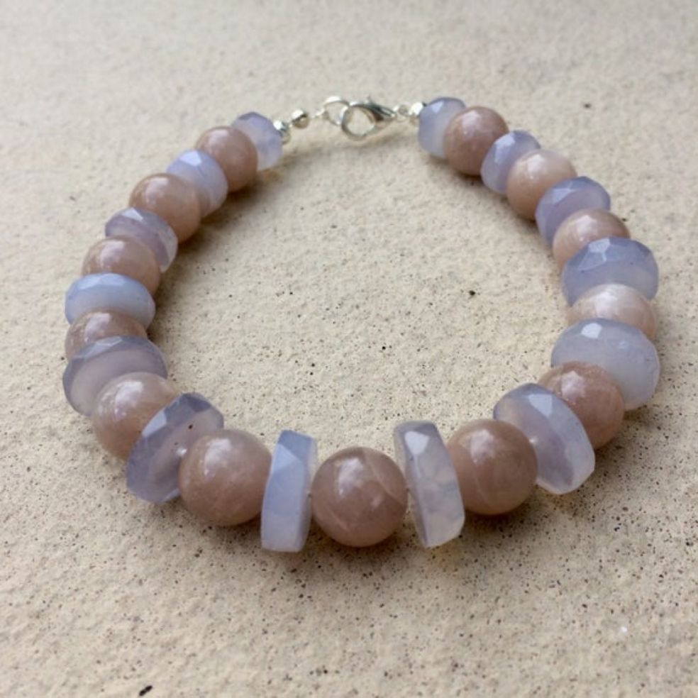 The peach moonstone in this bracelet is beautiful. It has a stunning luminescence which is difficult to capture. 
#Moonstone #Chalcedony #jewellery #handmade #bracelet buff.ly/2I177We