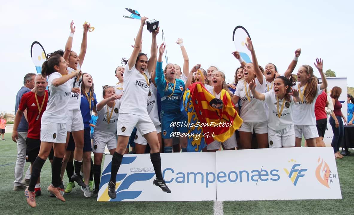 paula7gs's tweet photo. CAMPEONAS DE COPA 🏆🦇💪🏼
Mi equipo, mi PIÑA🍍😍 #ValenciaCF #futfem #CopaFFCV https://t.co/S5fninlzjZ