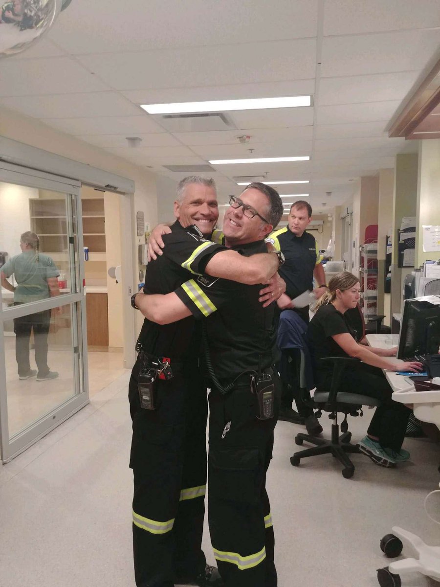 Opseulocal303's tweet photo. Hugs for everyone! Happy Sunday everyone, we hope you get to enjoy some glorious sunshine today! #sundayfeels #sunshine #paramediclife #mentalhealthmatters #hugitout #keepparamedicslocal #keepparamedicspublic @simcoecountyPS @OPSEUAmbDiv https://t.co/bjY7jD2w9G