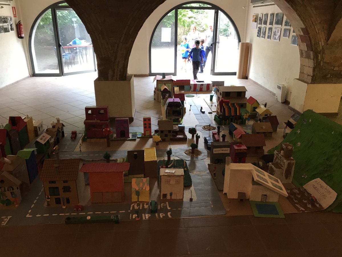 isaacperaire's tweet photo. LA TERRA ENS PARLA. ESCOLTEM-LA! L’ @escolallucanes ens ha donat una lliçó amb una bonica representació, com a cloenda del projecte Erasmus+ del que han participat, una exposició i la maqueta d’un poble. Felicitats alumnes i professorat! #GreenEarthHappyEarth #PratsdeLluçanès https://t.co/fnIjTcyM65