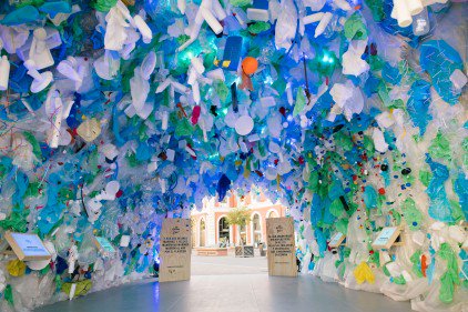 No podemos seguir así y que en 2050 haya más plástico que peces en el mar. 
<a href="/corona_spain/">Corona España</a> ha hecho una instalación con plástico reciclado donde se puede ver el océano del futuro. ¡Protejamos el mar! #ProtectParadise #CoronaParley