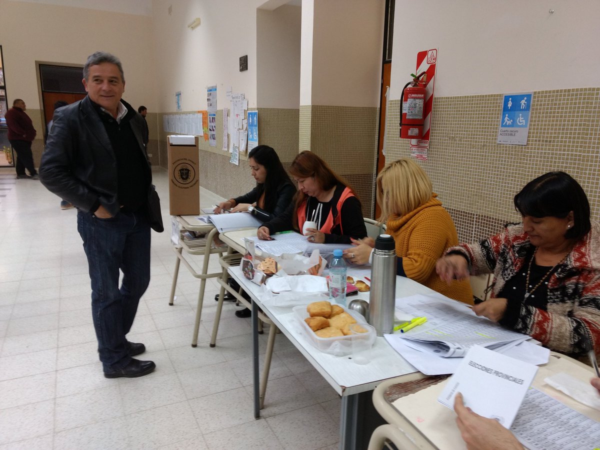 JMBortagaray's tweet photo. Hoy concurrimos temprano a votar en la mesa 801 del Instituto William Morris
#DolavonGanaSiEstamosTodos 
#Elecciones #Dolavon #ChubutAlFrente https://t.co/MmAWhhzRl4