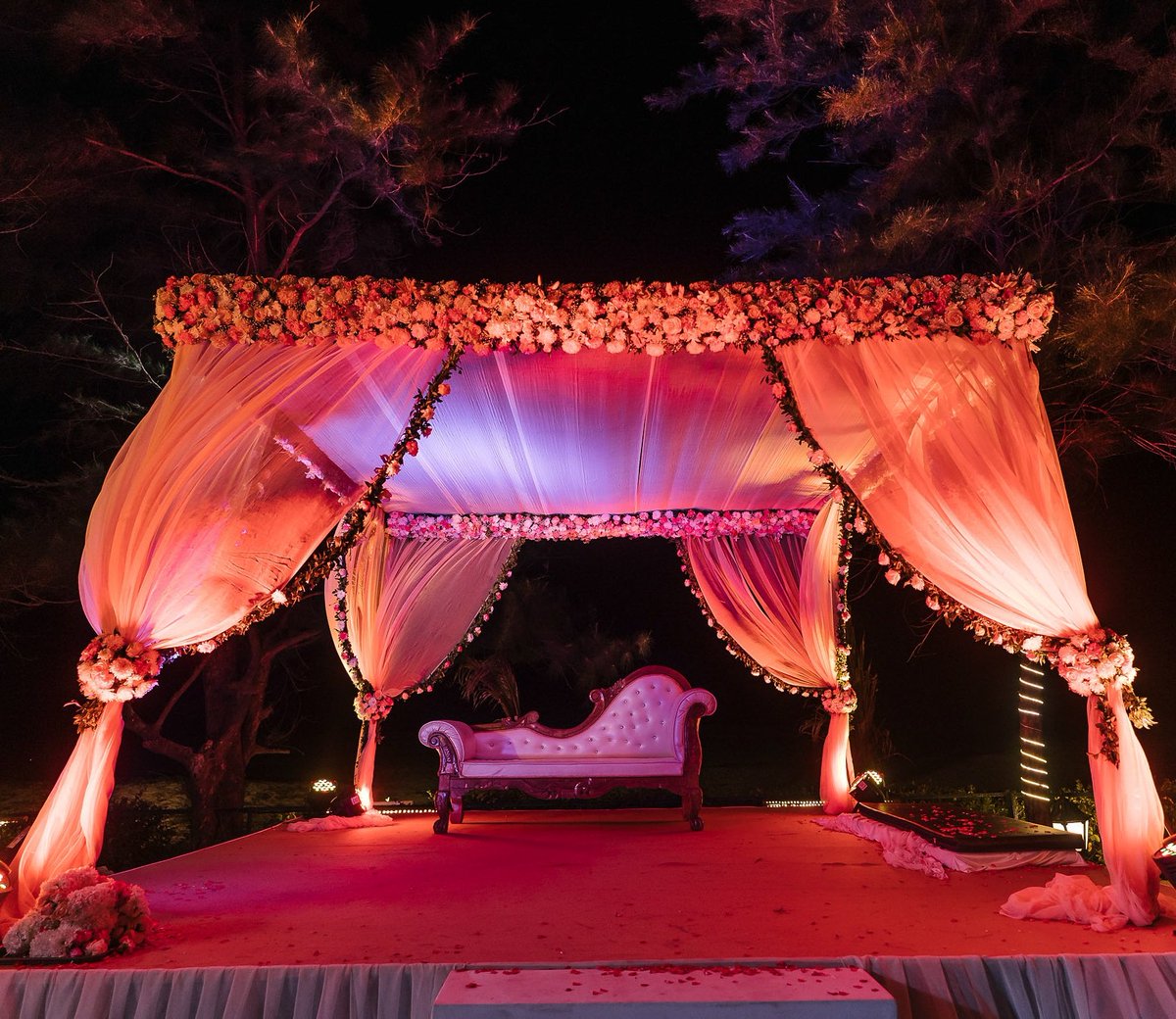 bugs_designbug's tweet image. Nothing looks prettier than a gazebo dressed in drapes, flowers and lights at the beach. This contemporary mandap decoration is perfect for an outdoor wedding at evening! 
 #weddingplanner #weddingdecor #indianwedding #destinationwedding  #floraldecor #beachwedding #mandapdecor