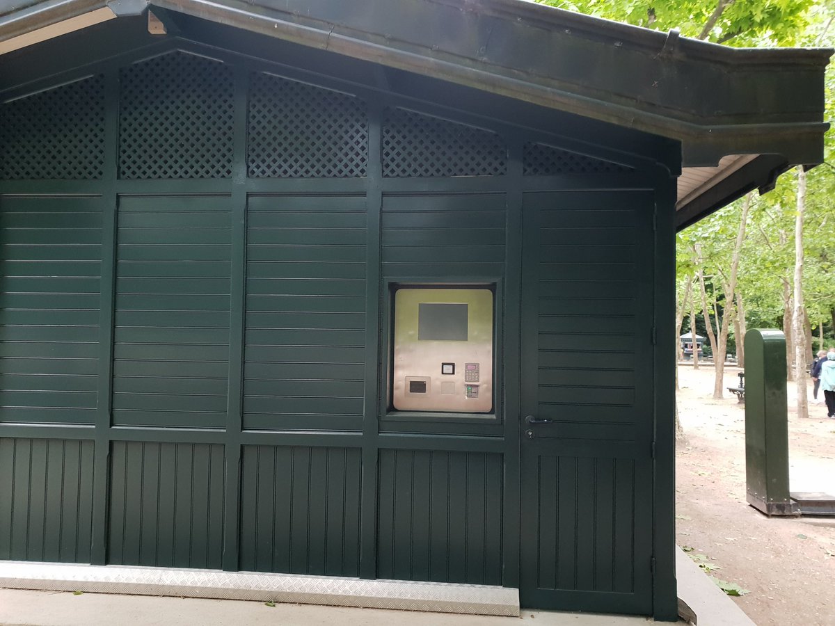 Des lattes de bois, promesse d'inévitables chutes. Une cage invitant à de périlleuses acrobaties. Une machine à carte qui déshumanise et empêchera d'accéder plusieurs fois dans la même journée. Ça aurait été malin de consulter parents et riverains pour une aire de jeu adaptée...