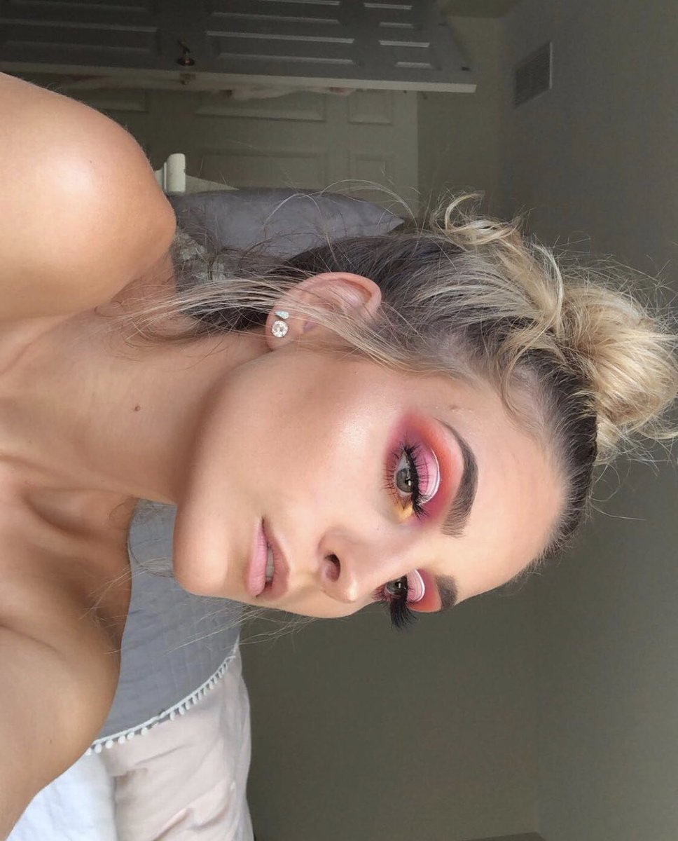 UhhhAleah's tweet photo. Just a broke gal whose good at makeup trying to get noticed lmao!!! Hi @JeffreeStar (if ur a tru friend u will rt or tag jeffree) https://t.co/YaqE4PNEAL