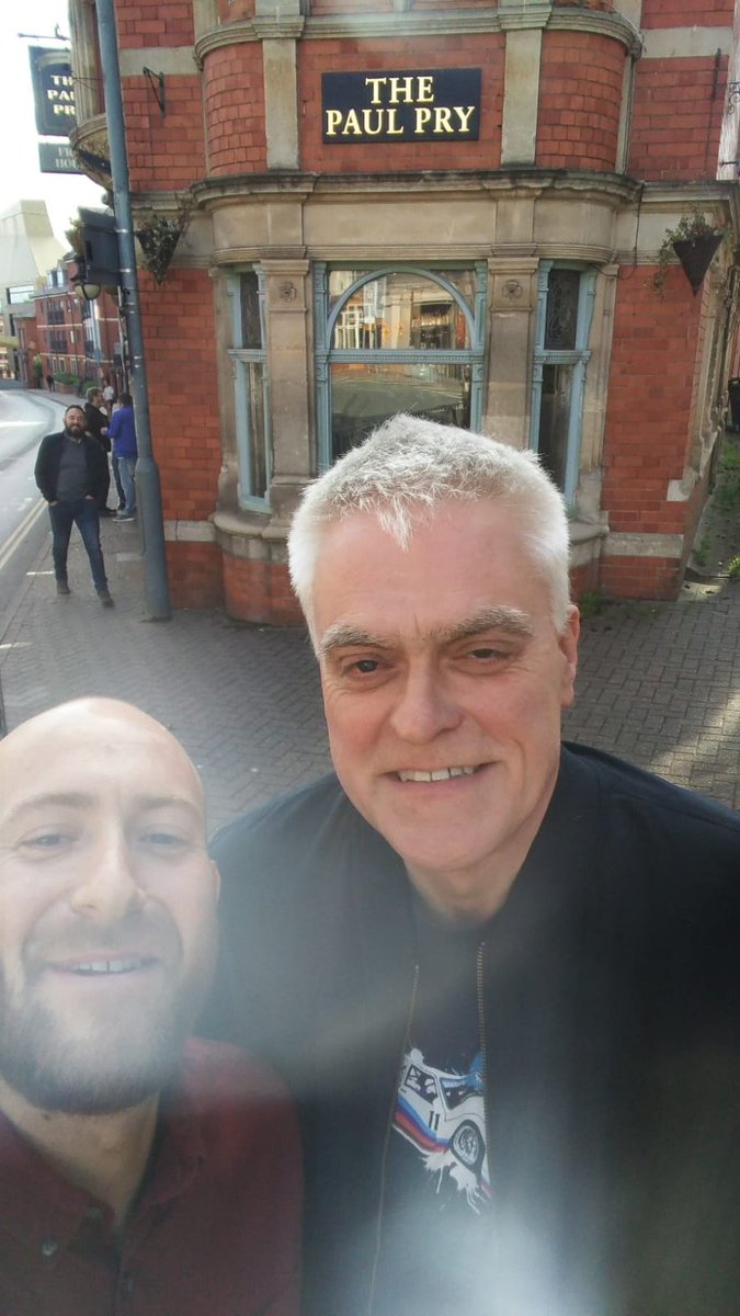 Bumped into this guy outside the Paul Pry Worcester yesterday afternoon #thegadgetshow #niceguy #jonbentley #worcester #beersburgersbikes #paulpry @stevo_baggio @PhillipScholey