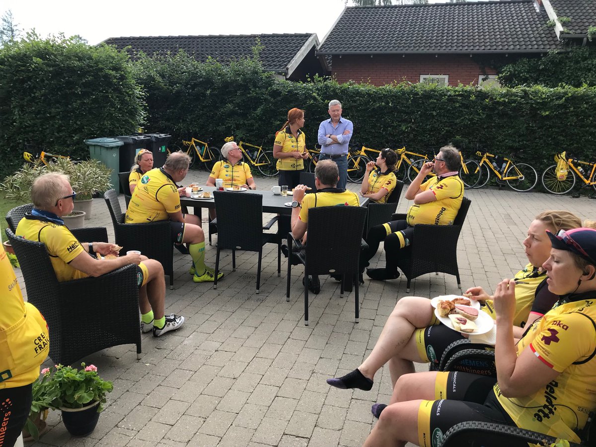 susannepouRH's tweet photo. Rigets Rynkeby hold tager en velfortjent pause under dagens rute på 165 km. Formen er i top og humøret højt. De kører for en god sag #Børnecancerfonden https://t.co/T0iPfFhkrr