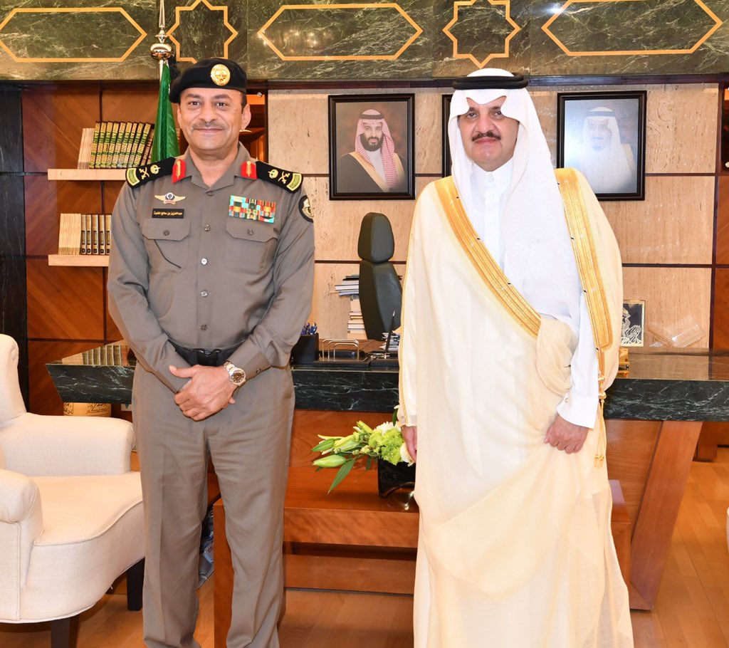 قلّد صاحب السمو الملكي #الأمير_سعود_بن_نايف أمير المنطقة الشرقية بمكتب سموه بالإمارة اليوم الأحد اللواء عبدالعزيز بن صالح المغلوث مدير شرطة الدمام رتبته الجديدة بعد صدور الأمر السامي الكريم بترقيته لرتبة لواء ، مهنئاً سموه اللواء المغلوث ومتمنياً له التوفيق .