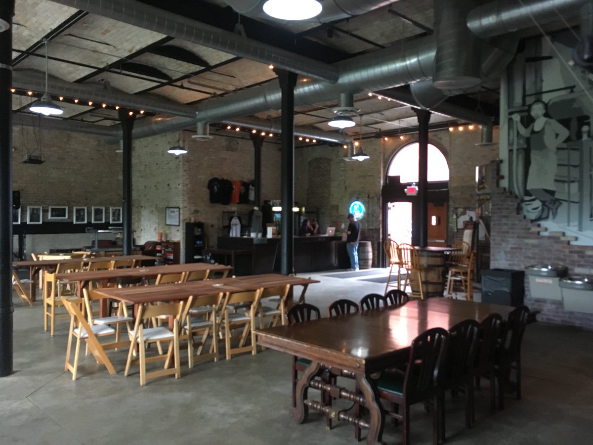 FrederickMelo's tweet photo. This place is in ruins.... I like it! Flat Earth Brewing is now St. Paul Brewing at the old Hamm’s Brewery... Fundraiser for #MonarchFC women’s soccer ⚽️ Go Hmong J4! https://t.co/9wuBvF14n1