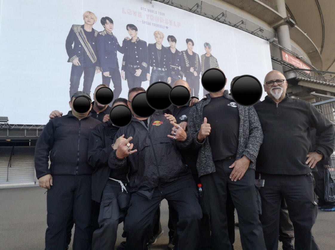 Kakek @OmerineE bertugas sebagai staf keamanan saat konser BTS di Prancis.