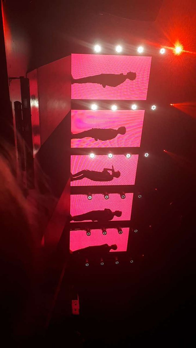 vxenssx's tweet photo. It’s been one year🥺🥺 #invitationtour https://t.co/PyPs1UYxDv