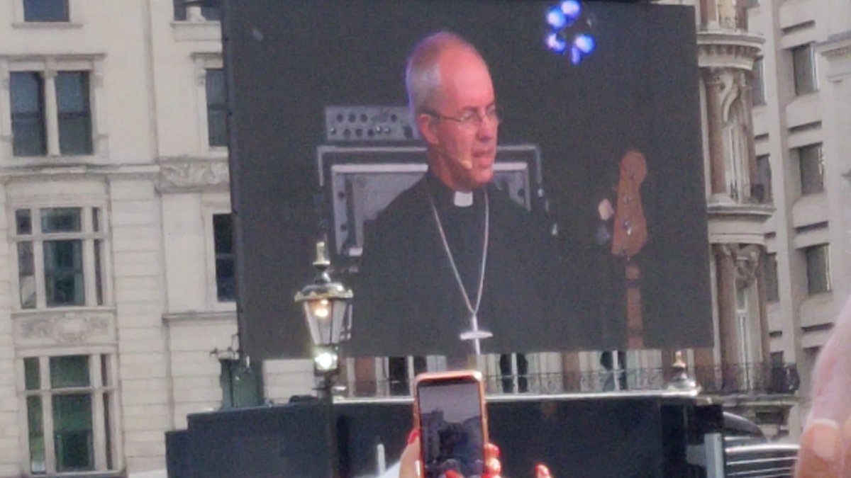 BishopRobW's tweet photo. Guess who showed up..... yep, the Holy Spirit. Thank you Lord. #TrafalgarPrayer #TKC19 @bishopSarahM @JustinWelby @thykingdom_come @dioceseoflondon @churchofengland https://t.co/8C1tJiKbaC