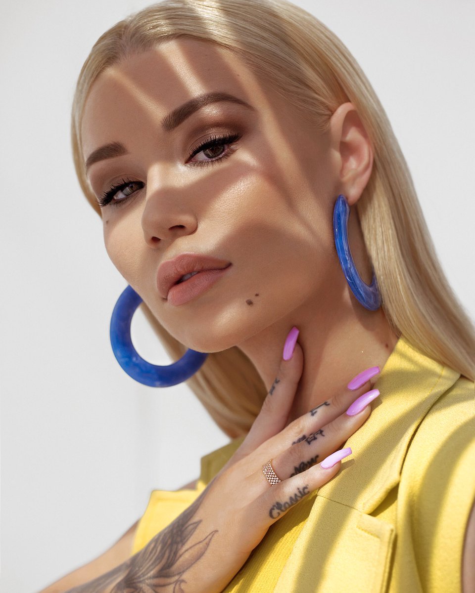musicpollsacc's tweet photo. which female rapper has the best music videos

RETWEET - Nicki Minaj
LIKE - Iggy Azalea
RT &amp; LIKE - Both https://t.co/cQPcf888jl