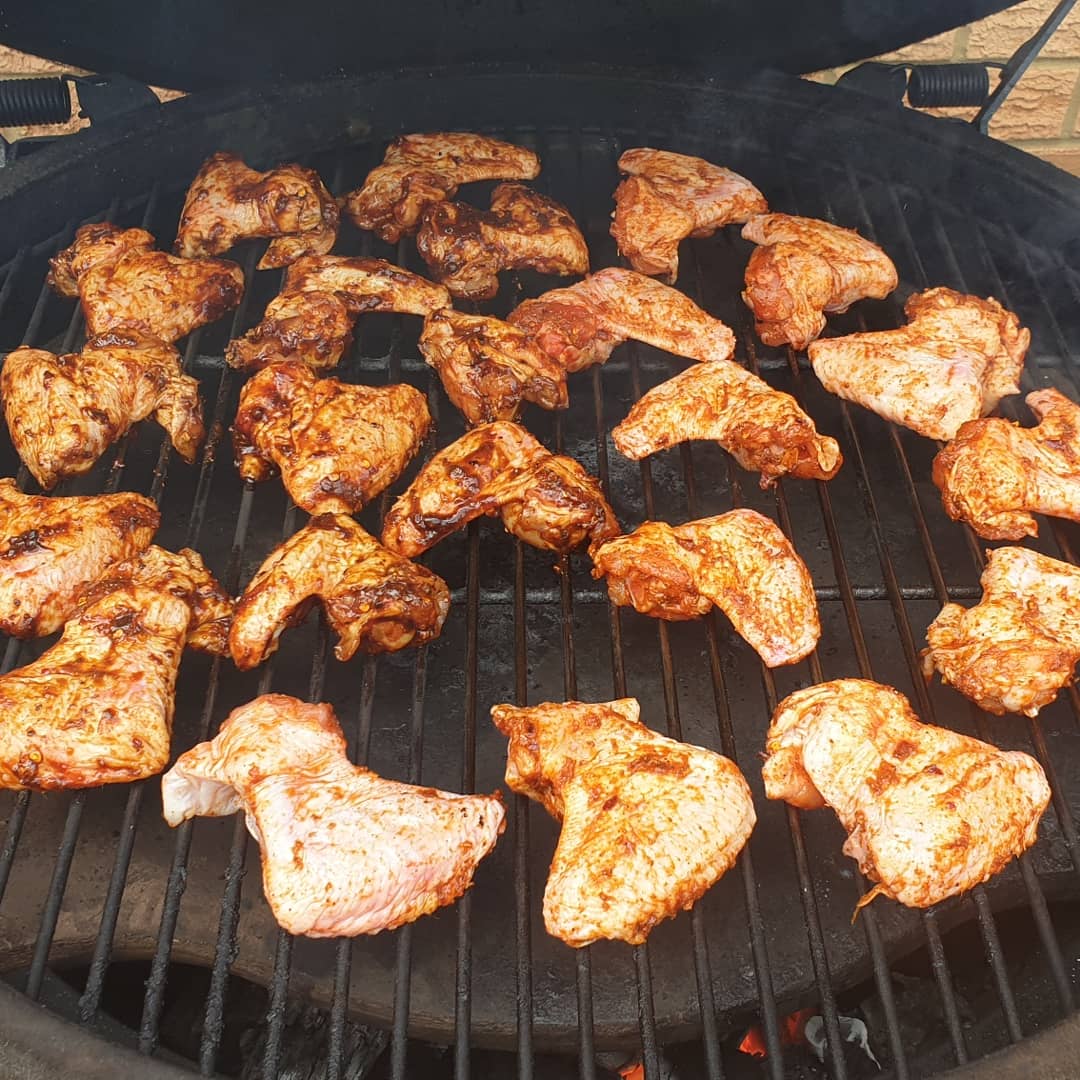 You've gotta love some hot and spicy chicken wings now and again.
Smoked with Silver Birch Wood at 110c for 2 hours!
#chicken #chickenwings #wings #waaaangs #smoked #smoker #biggreenegguk #biggreenegg #bge #smoking #bbq #barbeque #nomnom #foodie #instabbq #spicepunc #foodie