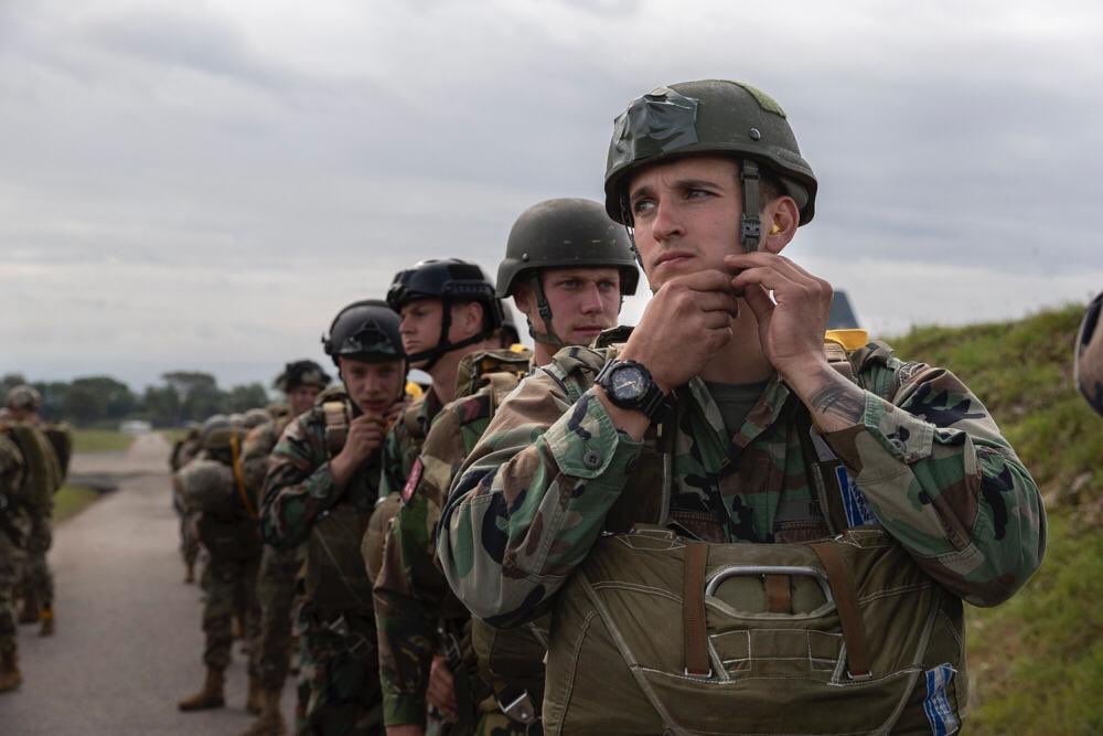 korpsmariniers's tweet photo. Vandaag namen we in Normandië deel aan de herdenkingssprong ter gelegenheid van #DDay75years #DDay https://t.co/UxoQodoQ8q