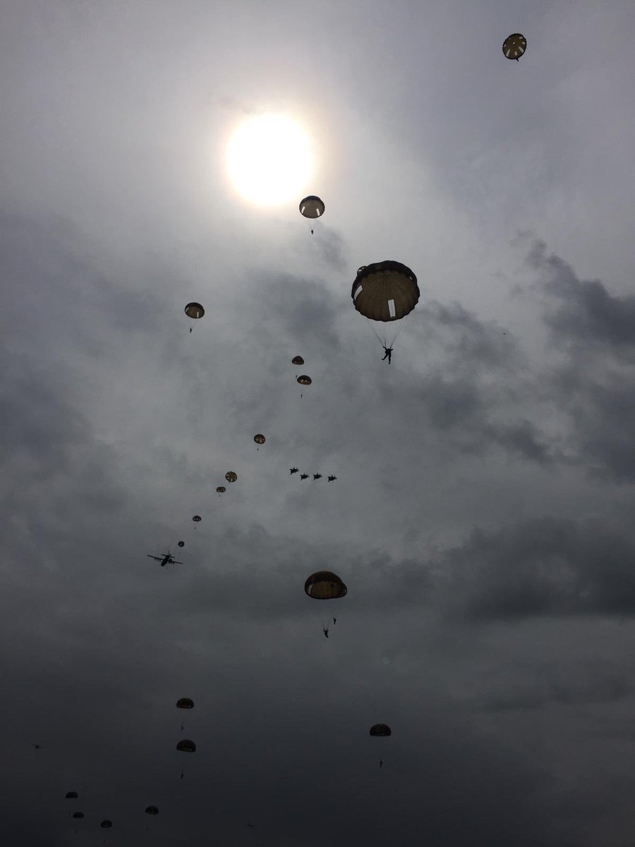 korpsmariniers's tweet photo. Vandaag namen we in Normandië deel aan de herdenkingssprong ter gelegenheid van #DDay75years #DDay https://t.co/UxoQodoQ8q