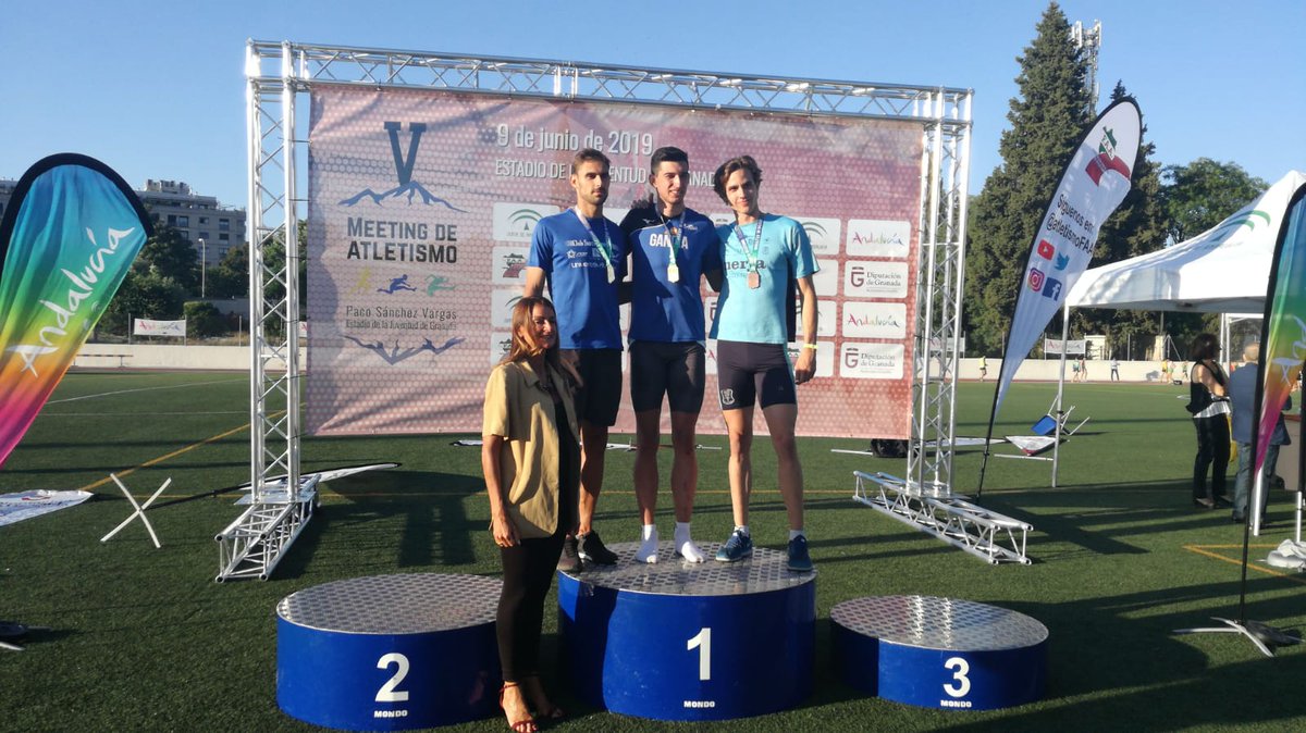 MeetingEJG's tweet photo. La directora general de Promoción Deportiva @mariadenova4 realizando la entrega de medallas de la prueba 110 MV

 #MeetingPacoSánchezVargas #EstadiodelaJuventud #Granada #Atletismo #AndalucíaesDeporte https://t.co/nlerZvbJbE
