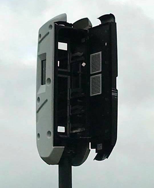 antiradar's tweet photo. Les 1ers radars tourelles déjà vandalisés

https://t.co/aitxiF1kgb https://t.co/feCVsMySBv