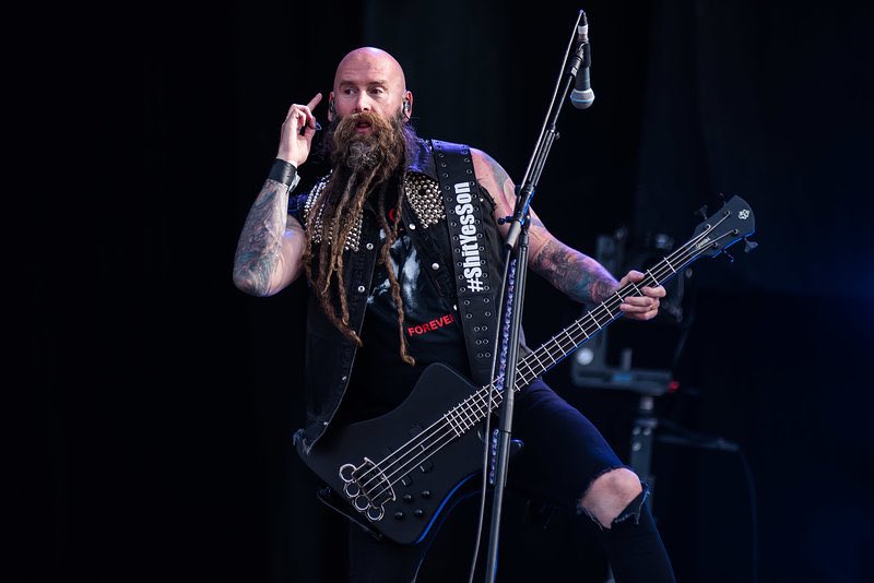 FFDP_UK's tweet photo. Two years ago @FFDP raised the FFDP UK flag over the main stage at @DownloadFest! Were you there!? #FFDP #5FDP #DL2017 https://t.co/sZAMyjGNqm