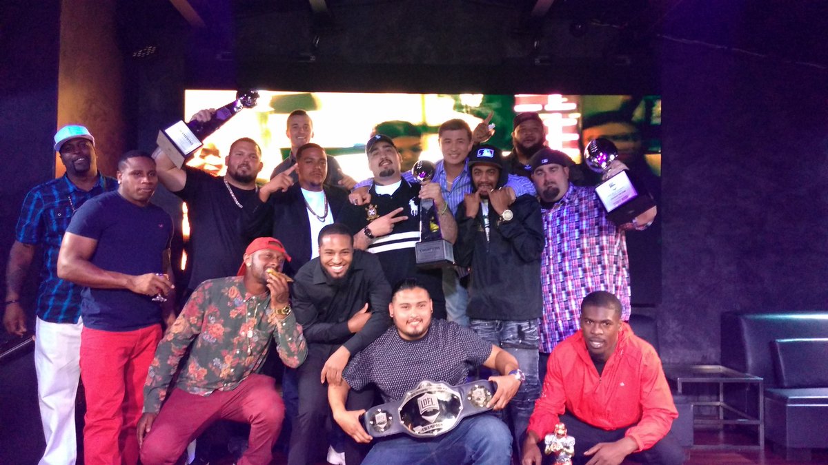 Da_Blackhawks's tweet photo. This is how champs celebrate ! https://t.co/HdwMglU9zq