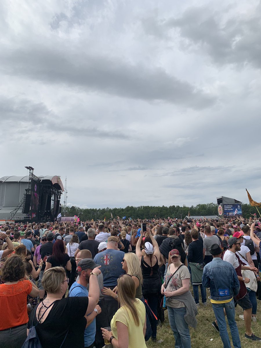 willembemboom's tweet photo. Rowwen Hèze gaat stevig tekeer op Pinkpop. Slagveld en volksfeest ineen. En na de Earring ook zij niet op Main
#Pinkpop2019 #rowwenheze #bomvol https://t.co/BkzGbNelqN