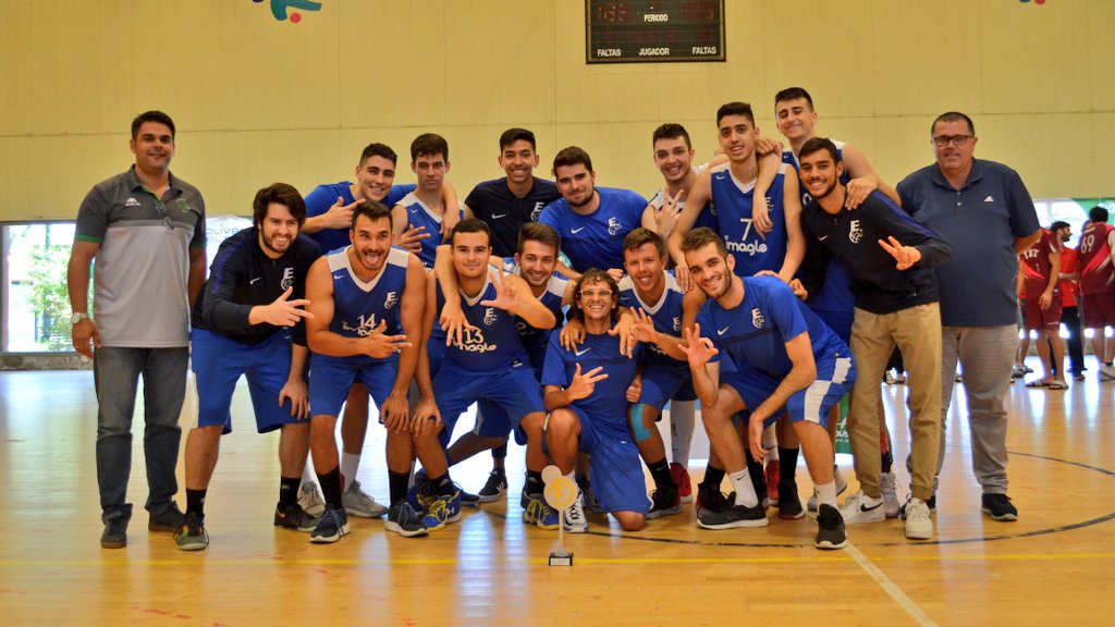 FIBGranCanaria's tweet photo. 🏆 #Sub22Masculino

🥇 #Evecan 🎉
🥈 @TeldeBasketTara 👏🏻
🥉 @CDLOYOLA 💪🏻
🏅 @BSBStaBrigida 👌🏻

💥¡Enhorabuena chicos!💥

📸 @fibgrancanaria

#Baloncesto #Basketball #Deporte #Sport #GranCanaria @grancanariadep https://t.co/lYzippXjDW