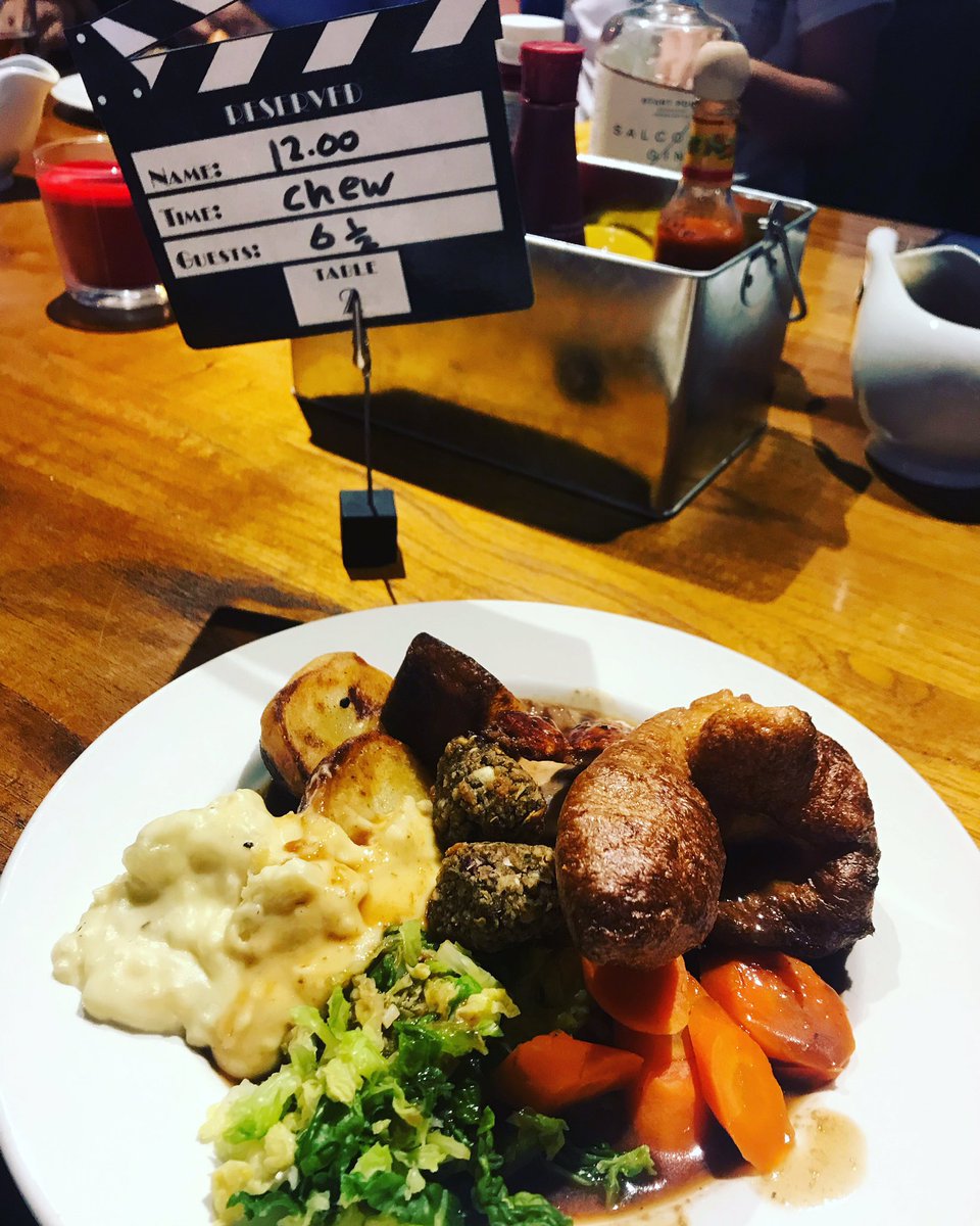 RachelChew3's tweet photo. Today I tried my first @BlackRatCider it was lush as was the delicious roast pork from @oldpicturehouse today 🙌🏼 #devon #devonfoodie #seaton #devonrestaurants #visitdevon #visitseaton #yum #cider https://t.co/yyqf0ou0sp