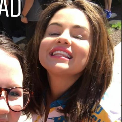 loftyselena's tweet photo. selena aparece y yo también para decir que estoy enamorada de lo bebé que es https://t.co/obraxNyK7w